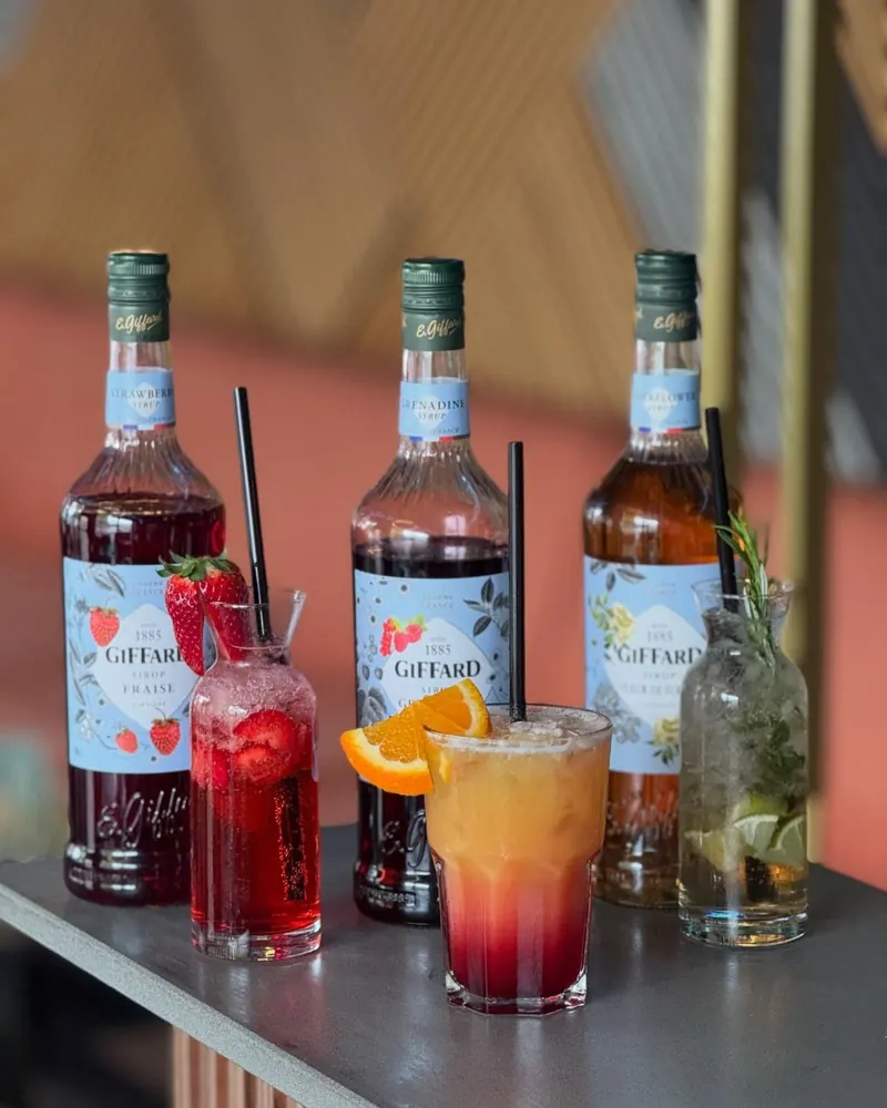 Frisch gemixte Drinks auf dem Tresen